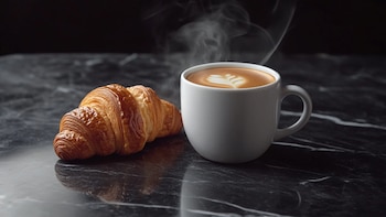 A breakfast of coffee and a croissant. (Illustrative Image Infobae)